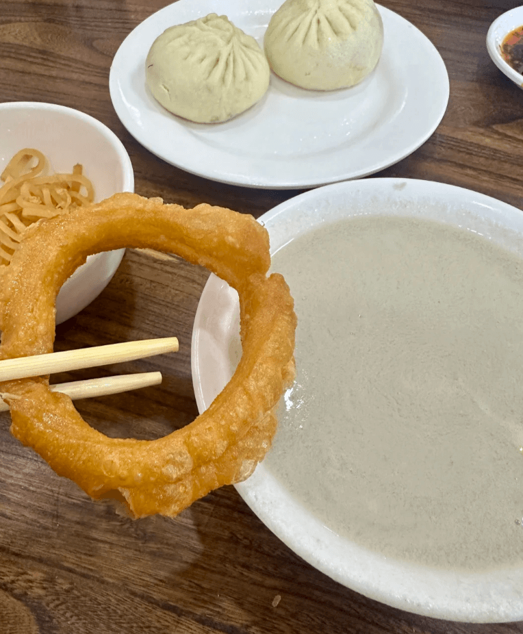北京の伝統朝食「豆汁と焦圈」 ──酸味がクセになる発酵飲料とサクサク揚げパンの絶妙な組み合わせ