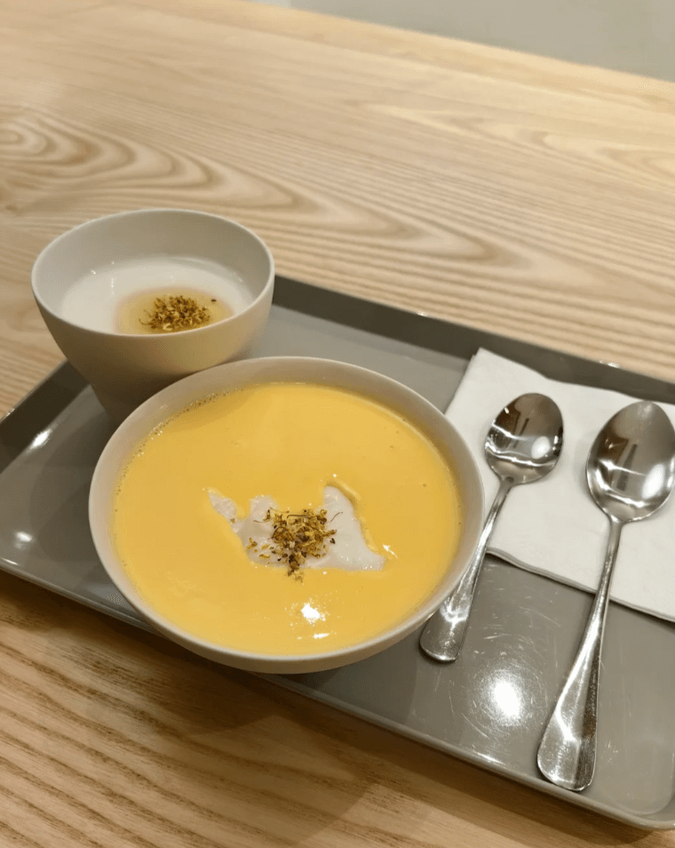 杏仁豆腐 ── 北京の食卓で愛される、なめらかで上品なアーモンドプリン