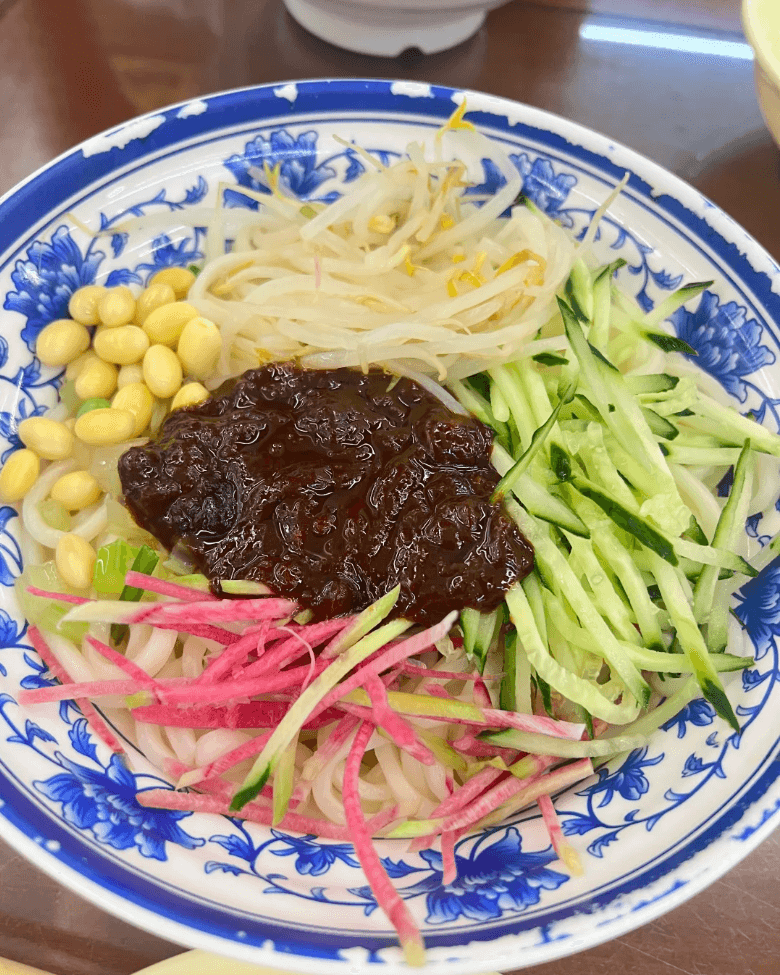 北京のソウルフード「炸醤麺」 ──肉味噌の濃厚な味わいがクセになる、北京の家庭の味