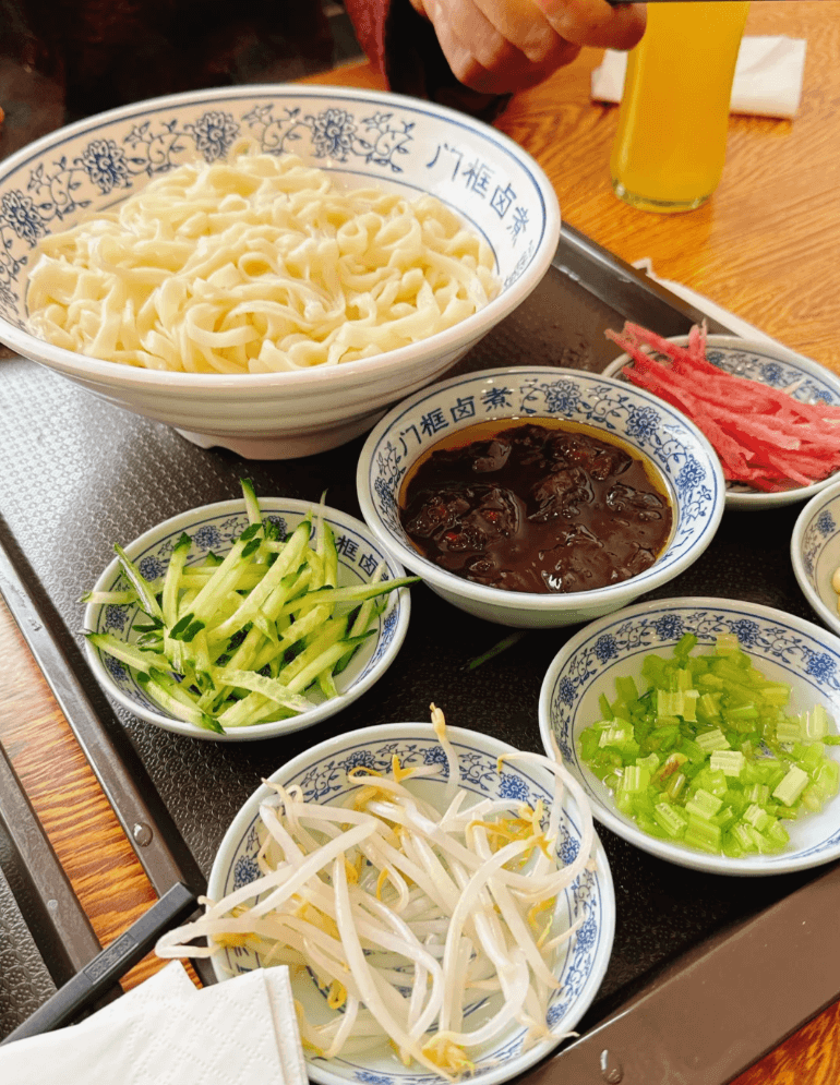 北京のソウルフード「炸醤麺」 ──肉味噌の濃厚な味わいがクセになる、北京の家庭の味