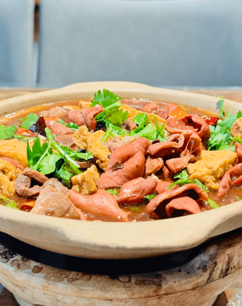 炖吊子 ── 北京の路地裏が育んだ、とろけるホルモン煮込み