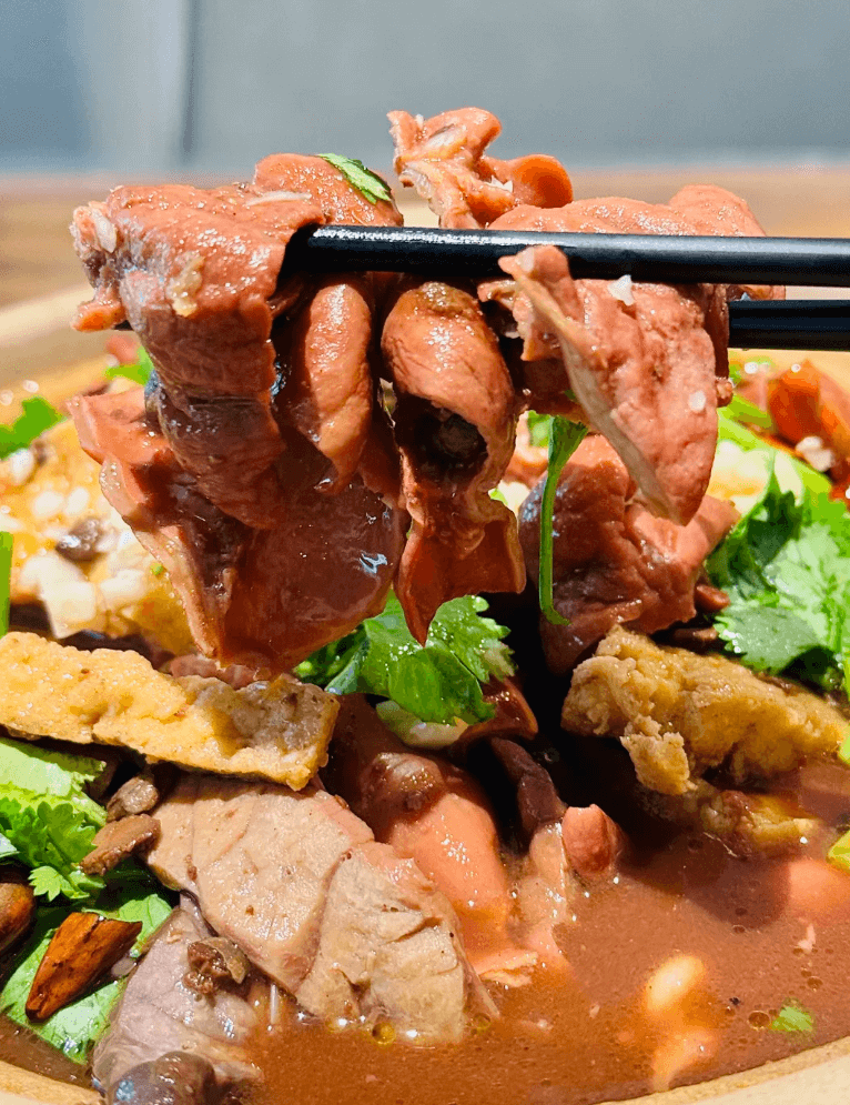 炖吊子 ── 北京の路地裏が育んだ、とろけるホルモン煮込み