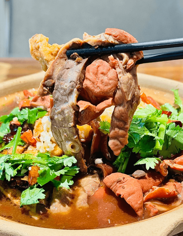 炖吊子 ── 北京の路地裏が育んだ、とろけるホルモン煮込み