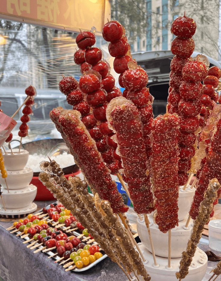 冰糖葫芦 ── 北京の冬の風物詩、輝く琥珀色の縁起菓子