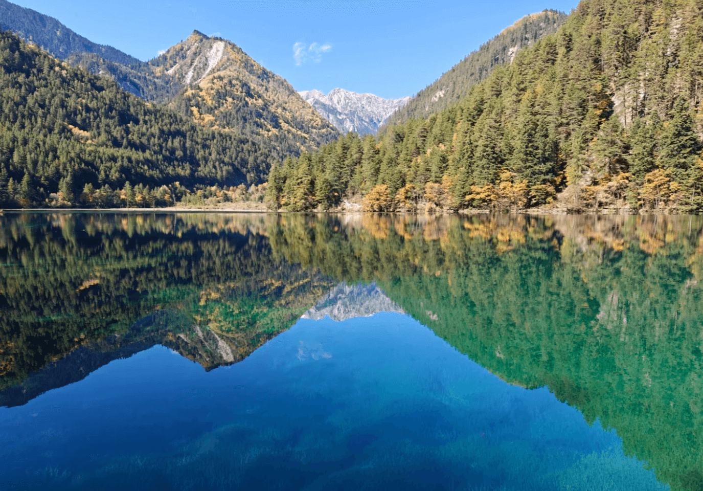 九寨溝・鏡海（ミラー湖） ──空と山を映し出す、九寨溝随一の絶景鏡湖