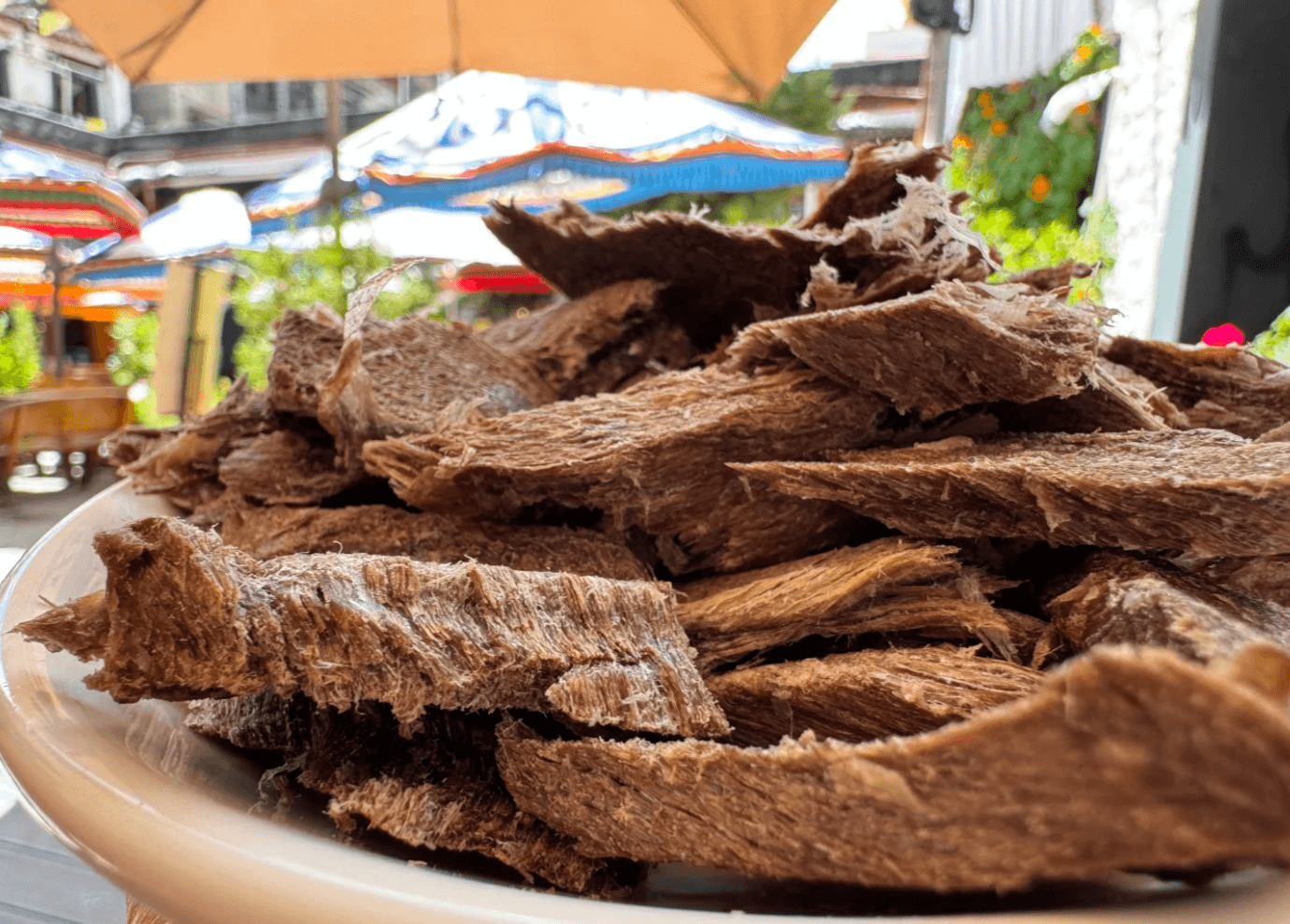 四川の高原グルメ「牦牛肉干」 ──標高3000メートルが育んだ、歯ごたえ抜群のビーフジャーキー