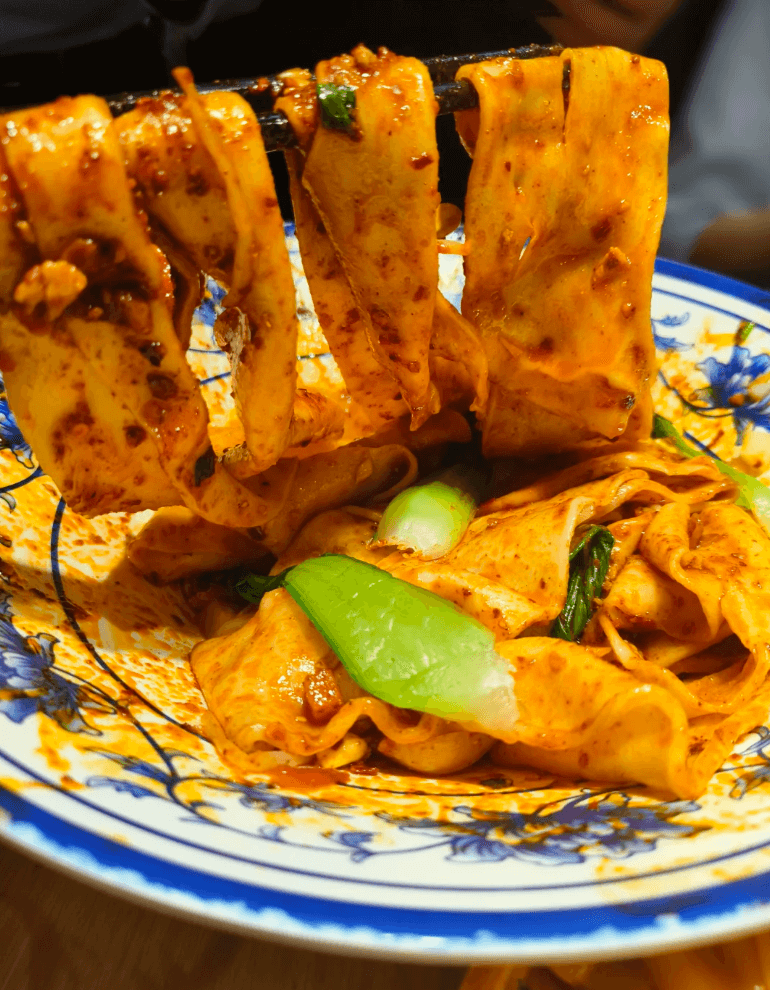 油泼面 ── 熱油が炸裂させる、西安路地裏の魂の一声