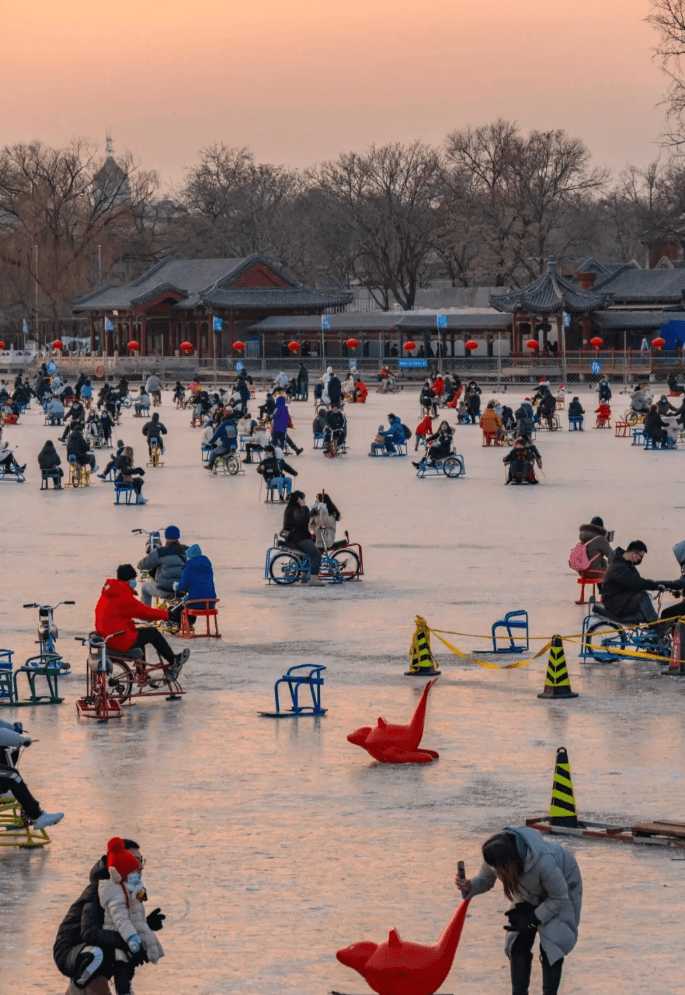 什刹海氷上レジャー ── 古都の中心で楽しむ、北京っ子に愛される冬の風物詩 