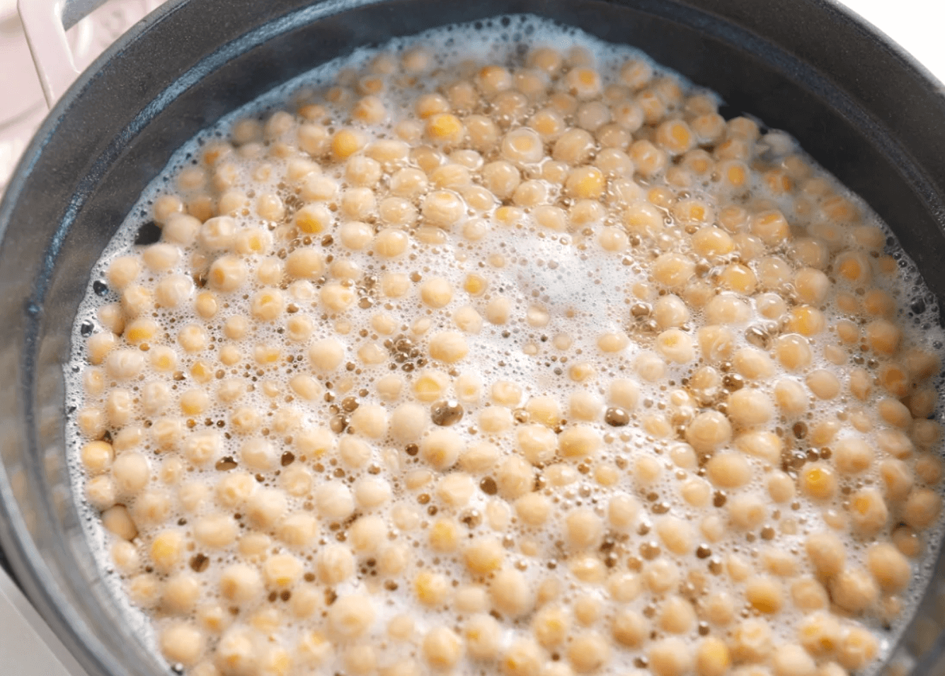 豌豆黄 ── 宮廷から庶民へ、北京の春を告げる琥珀色のやわらか菓子