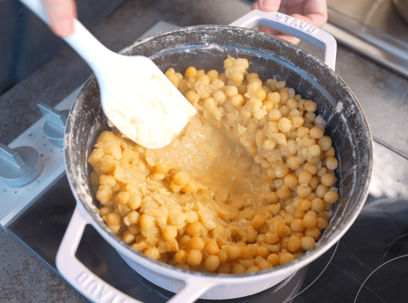 豌豆黄 ── 宮廷から庶民へ、北京の春を告げる琥珀色のやわらか菓子