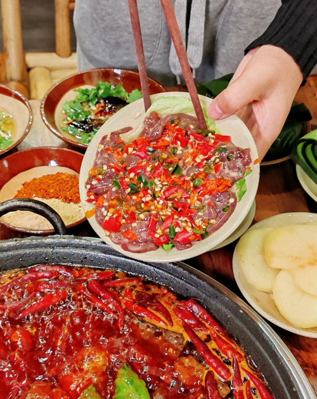 成都・牛油火鍋（ぎゅうゆホーグオ） ──滾る麻辣の融合、四川の魂が宿る鍋料理