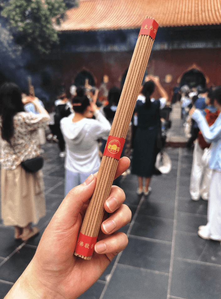 北京・雍和宮で味わう特別な参拝体験 ── チベット仏教の聖地で感じる、清らかな祈りの時間 