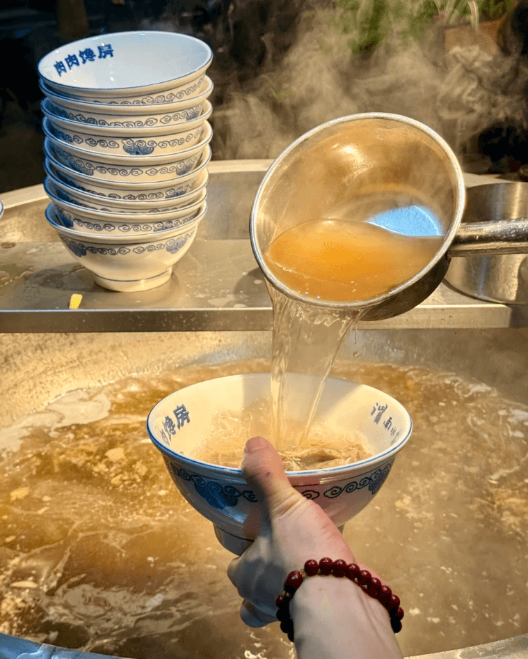 西安水盆羊肉 ── 澄んだスープと柔らかな羊肉が紡ぐ、千年の古都で味わう体が喜ぶ一杯