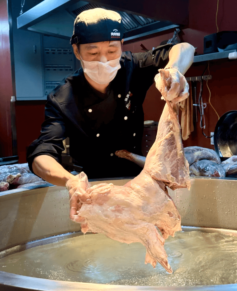 西安水盆羊肉 ── 澄んだスープと柔らかな羊肉が紡ぐ、千年の古都で味わう体が喜ぶ一杯