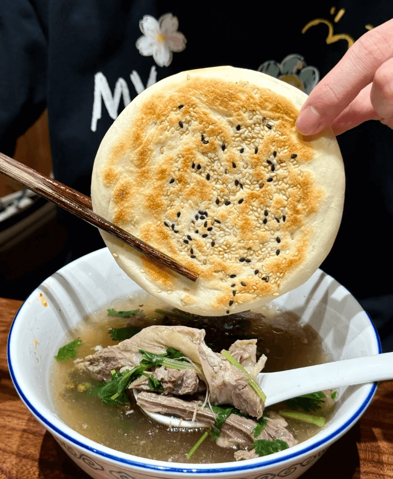 西安水盆羊肉 ── 澄んだスープと柔らかな羊肉が紡ぐ、千年の古都で味わう体が喜ぶ一杯