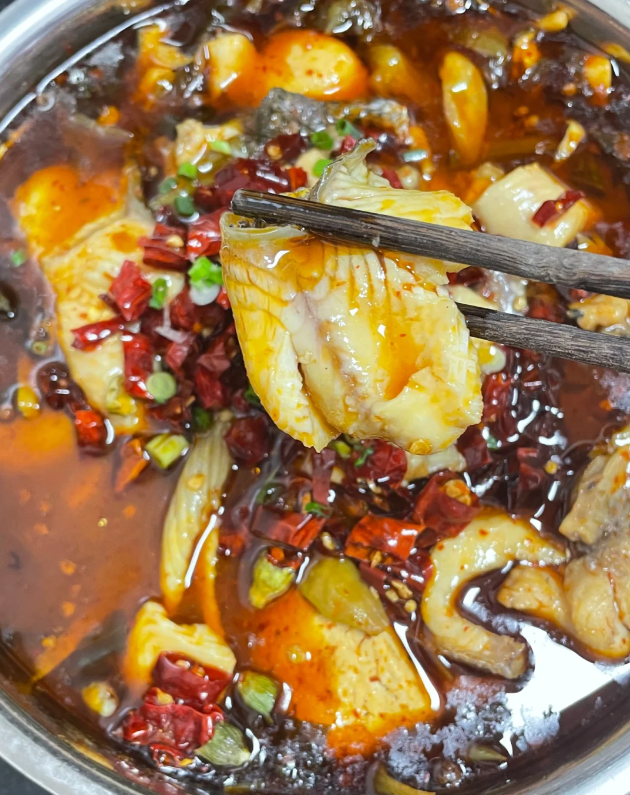 成都・水煮魚（スイズーユー） ──極上の麻辣が奏でる、熱き魂の魚料理