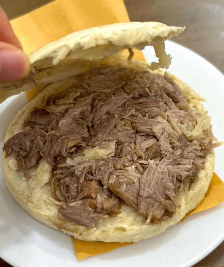 西安腊汁肉夹馍 ── とろけるような豚肉とサクモチの焼き餅が織りなす、西安のソウルフード