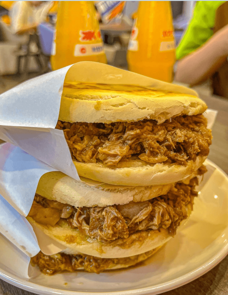 西安腊汁肉夹馍 ── とろけるような豚肉とサクモチの焼き餅が織りなす、西安のソウルフード
