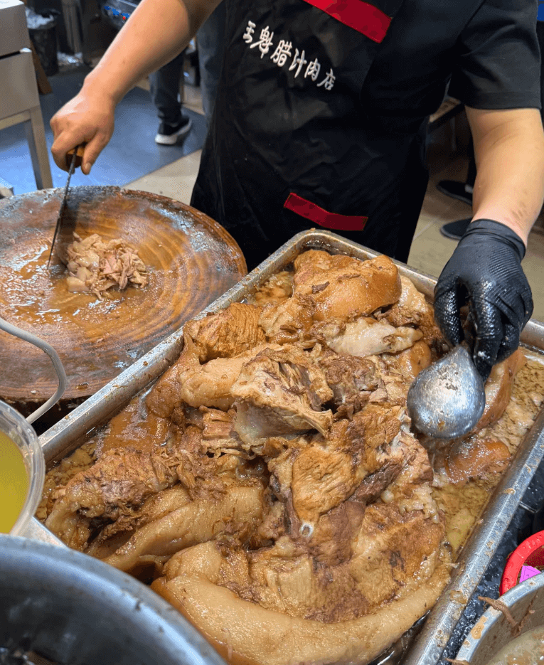 西安腊汁肉夹馍 ── とろけるような豚肉とサクモチの焼き餅が織りなす、西安のソウルフード