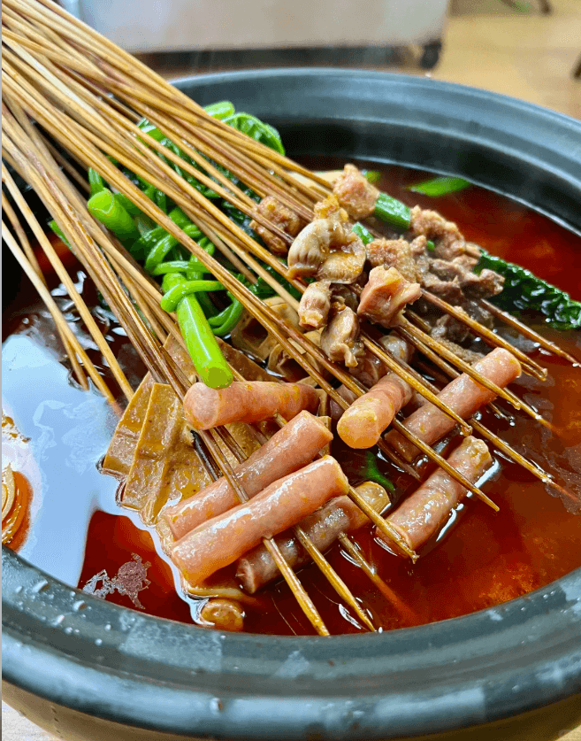 成都・冷鍋串串（レングオチュアンチュアン） ──冷たい鍋に潜む、熱き麻辣の革新的串料理