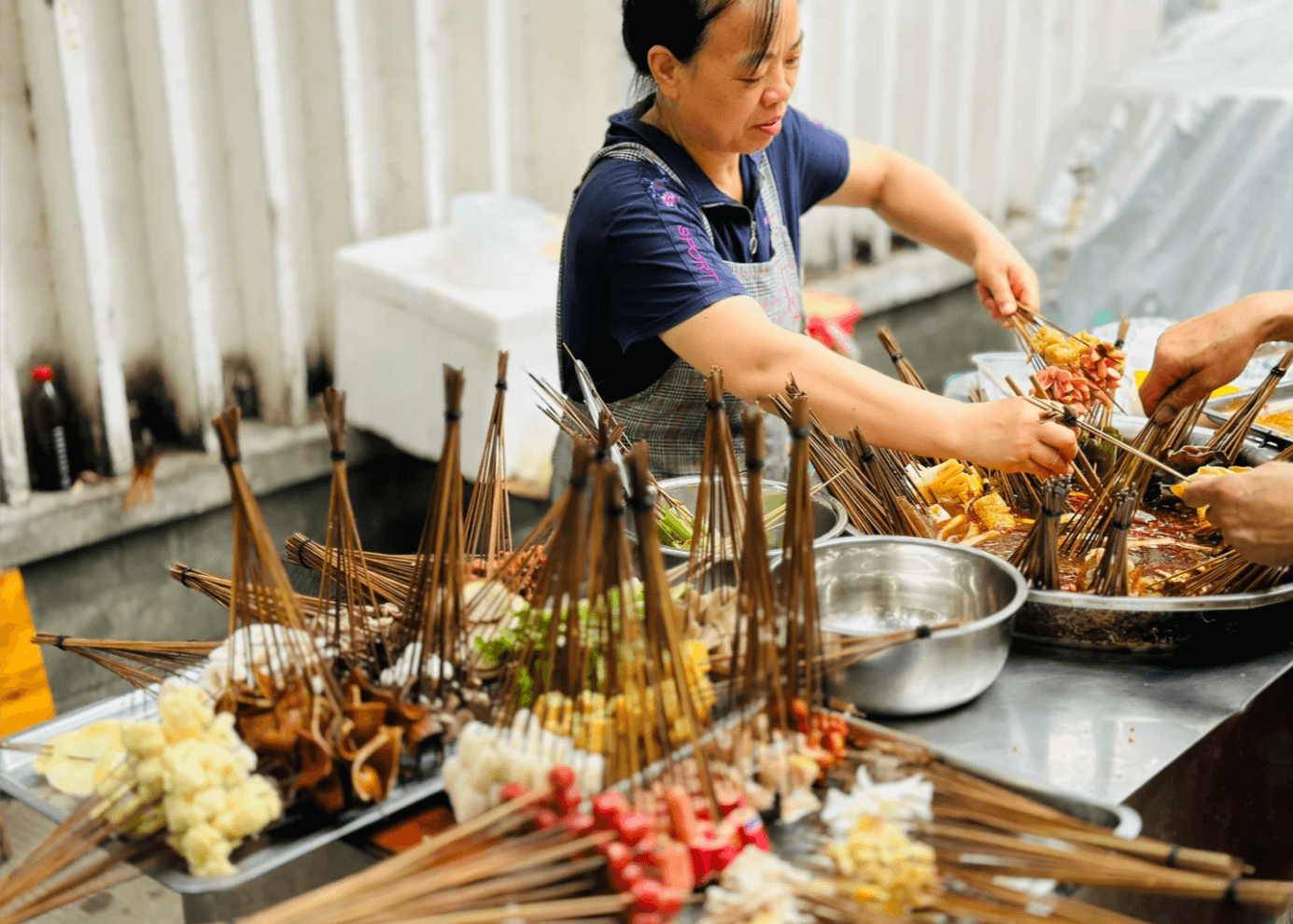 成都・串串香── 熱気あふれる路地裏で楽しむ、四川グルメの真髄 