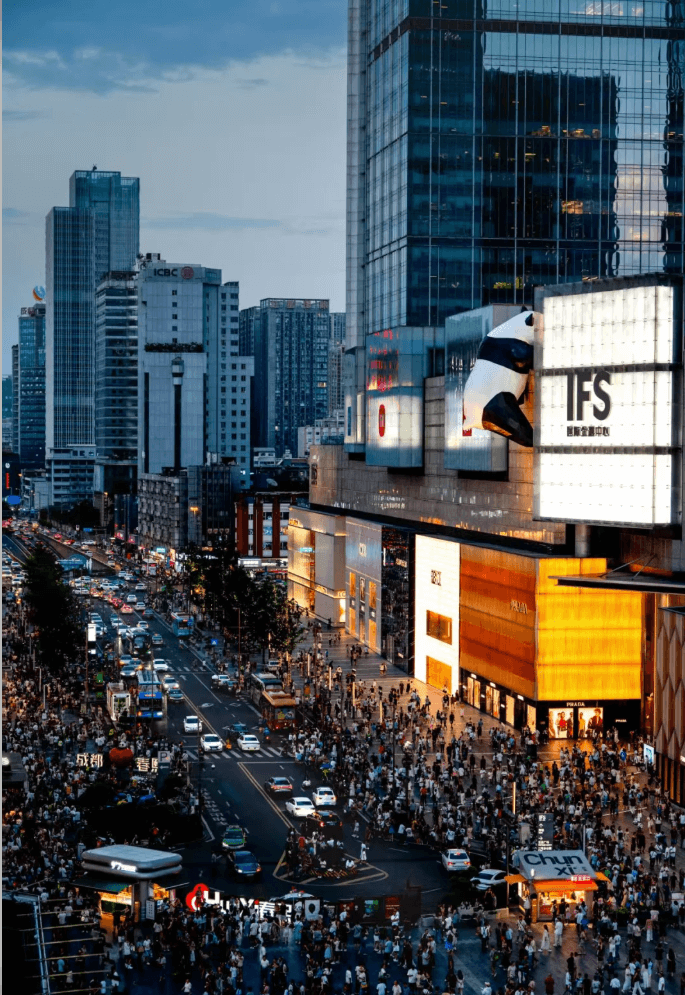 成都・春熙路 ── 現代と伝統が交差する、成都の"もう一つの顔" 