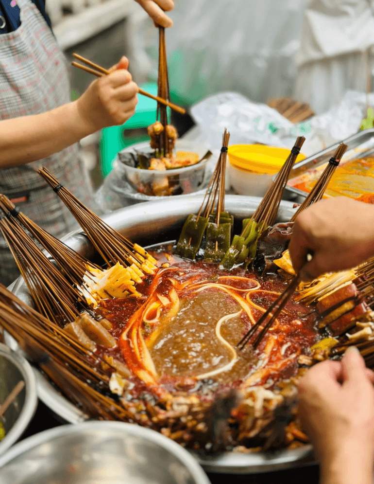 成都・串串香── 熱気あふれる路地裏で楽しむ、四川グルメの真髄 