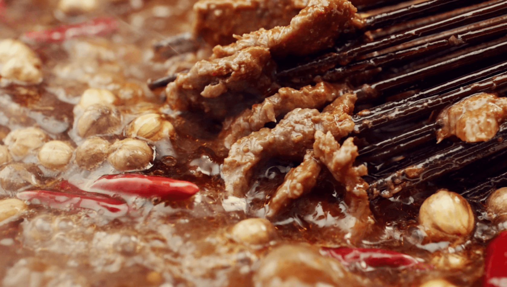 成都・串串香── 熱気あふれる路地裏で楽しむ、四川グルメの真髄 