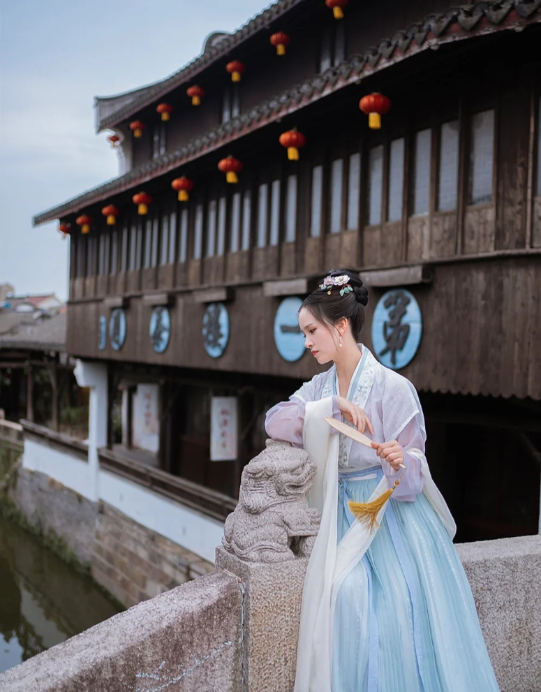 上海の古镇で楽しむ古代衣装体験 ──時代劇の主人公に！水郷町で味わう中国コスプレ旅