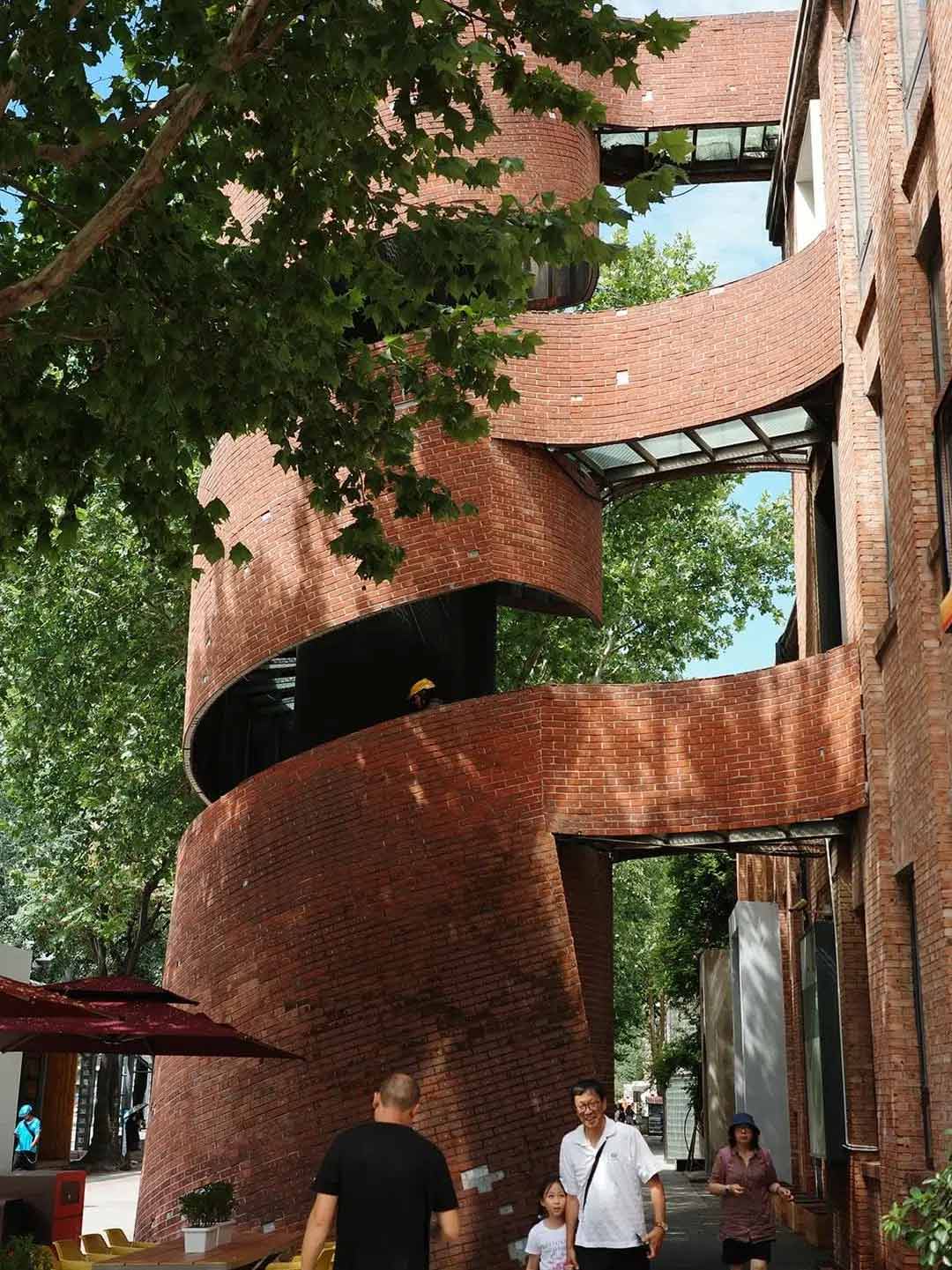北京798芸術区のレトロな赤レンガ建築と現代アート彫刻