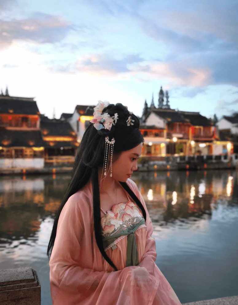 上海の古镇で楽しむ古代衣装体験 ──時代劇の主人公に！水郷町で味わう中国コスプレ旅