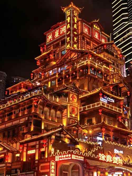 嘉陵江沿いに輝く洪崖洞の夜景