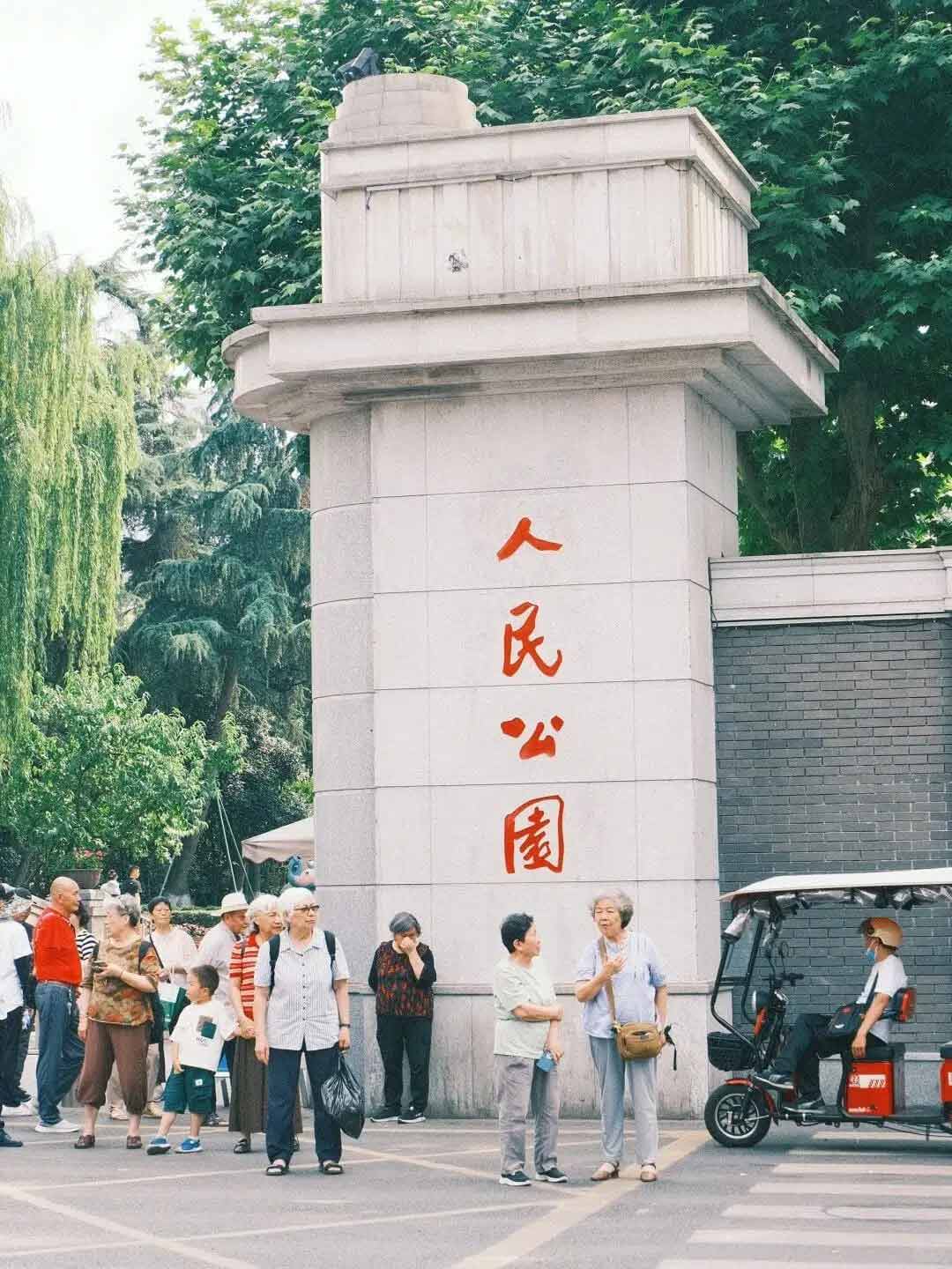 緑豊かな成都人民公園の園内風景