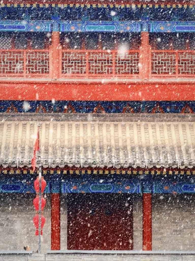 雪が積もる西安鐘楼と冬の街並み
