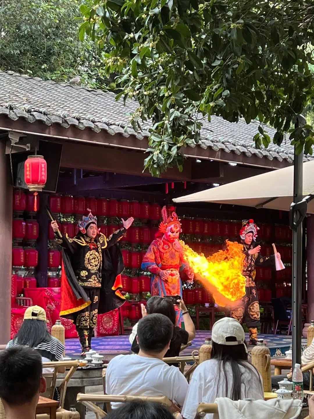 成都人民公園で披露される四川川劇の変面
