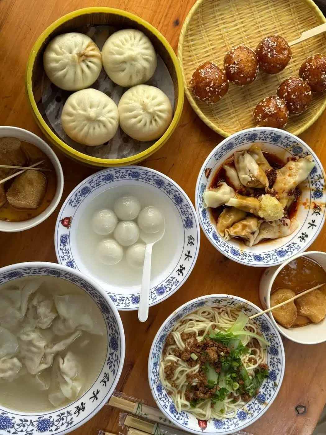 成都人民公園で楽しむ小籠包や抄手などの朝食