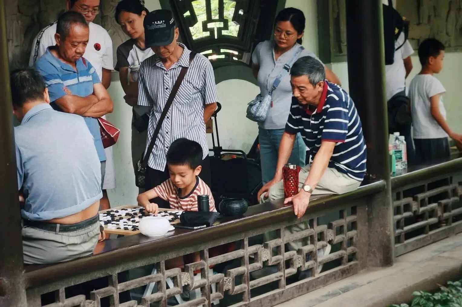 成都人民公園で中国象棋を楽しむ地元の人々
