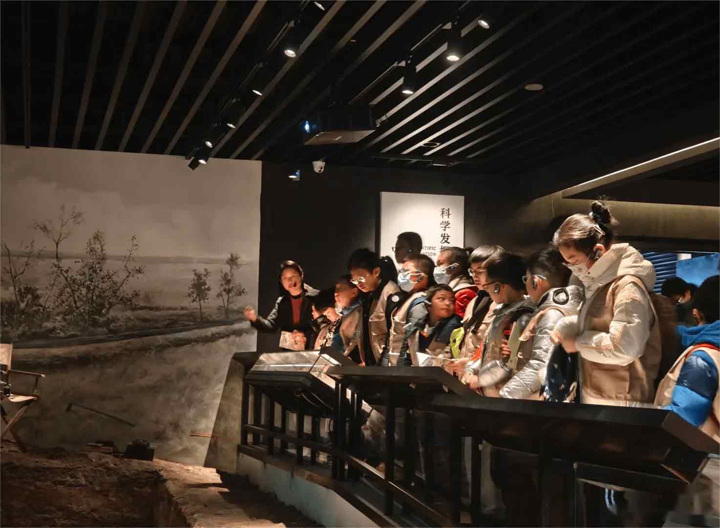 三星堆博物館でガイドの説明を聞く観光客
