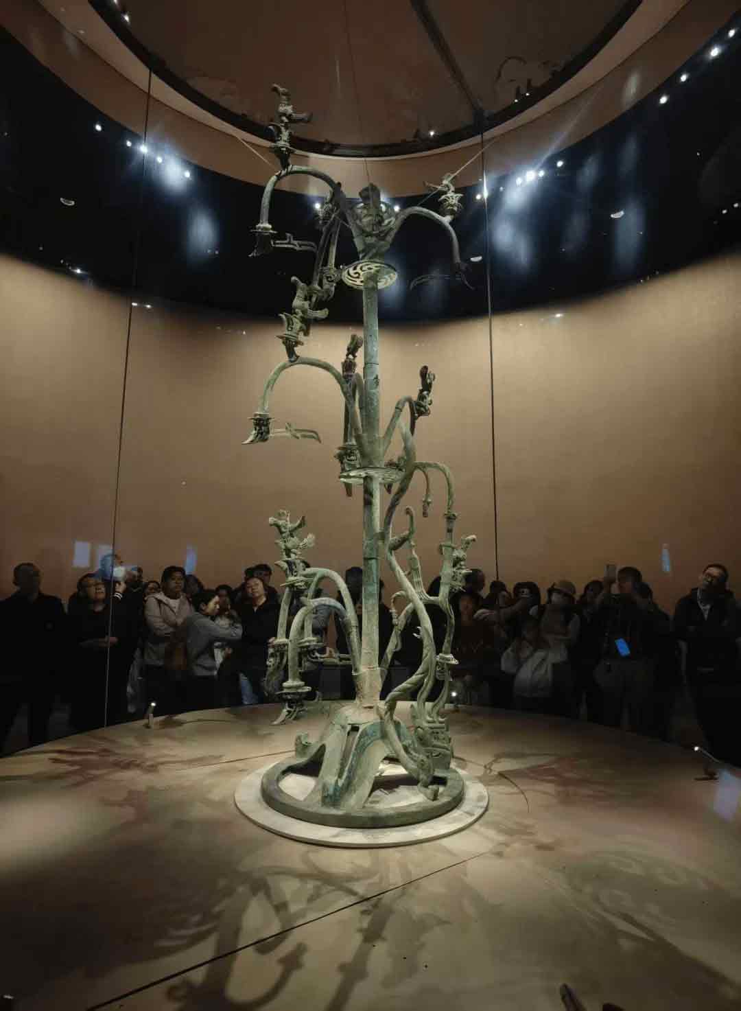 三星堆博物館に展示されている巨大な青銅神樹
