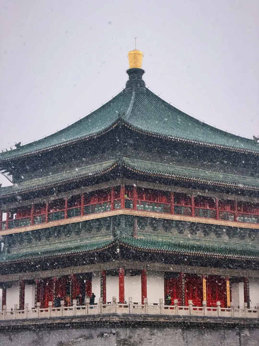 雪に包まれた冬の西安鐘楼