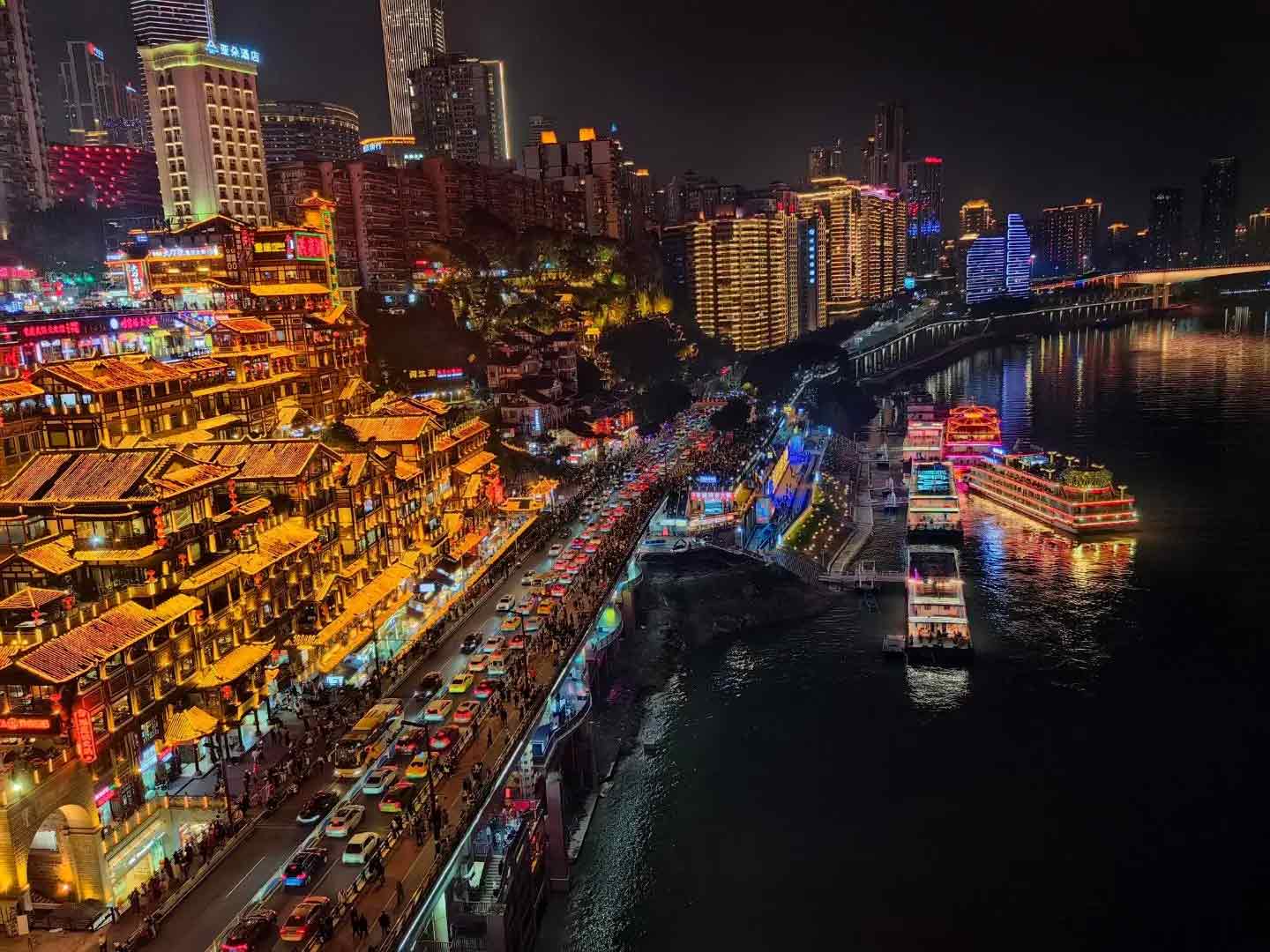 黄金色にライトアップされた洪崖洞の夜景