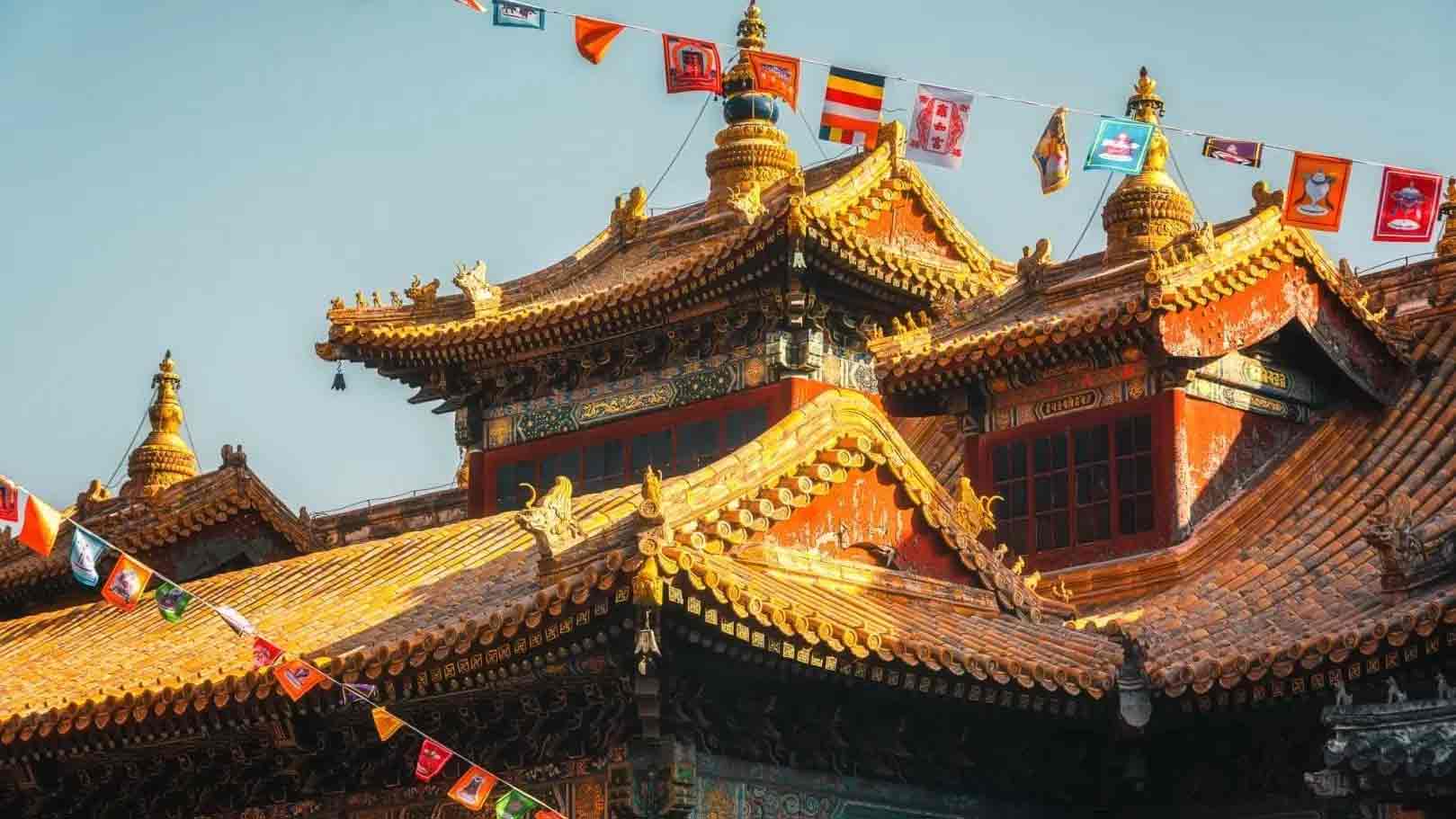 中国伝統建築の赤い壁と青空に映える雍和宮の牌楼