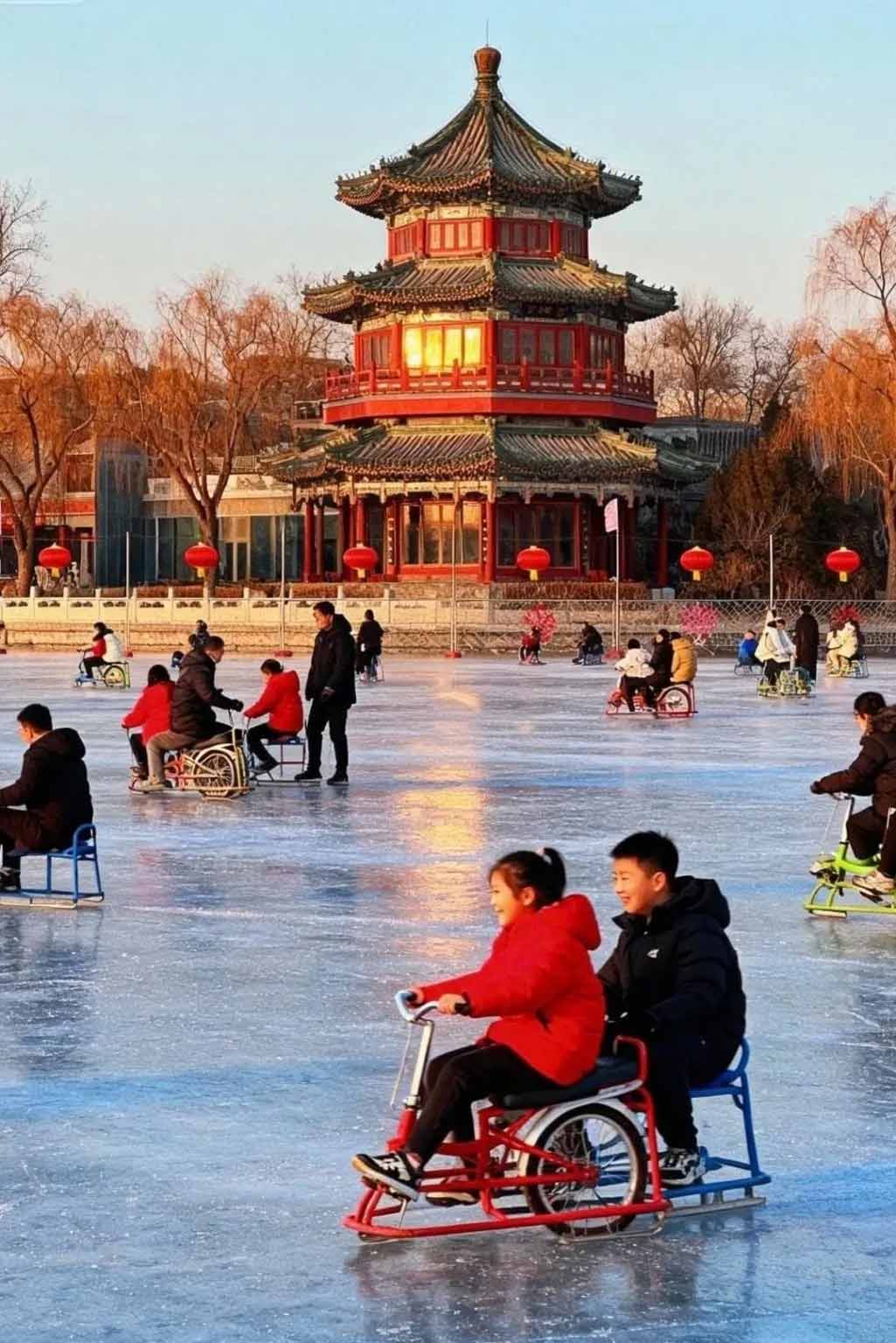 北京の冬、雪がうっすらと積もった風情ある鐘鼓楼の佇まい