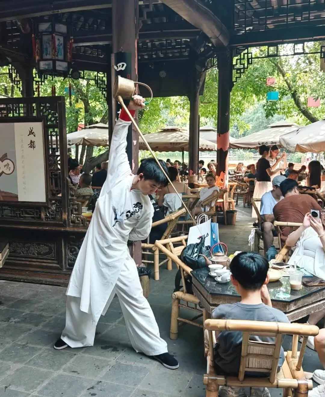 成都人民公園の茶館で観光客にお茶を注ぐ茶芸師