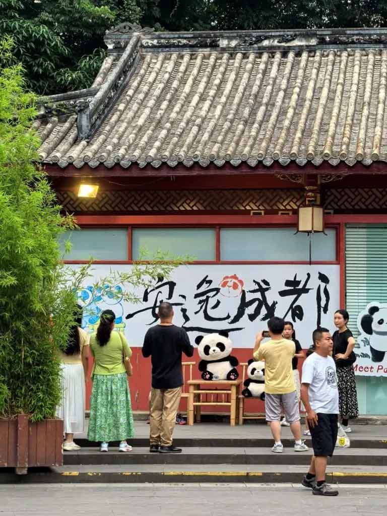 成都の伝統的な街並みが残る寛窄巷子