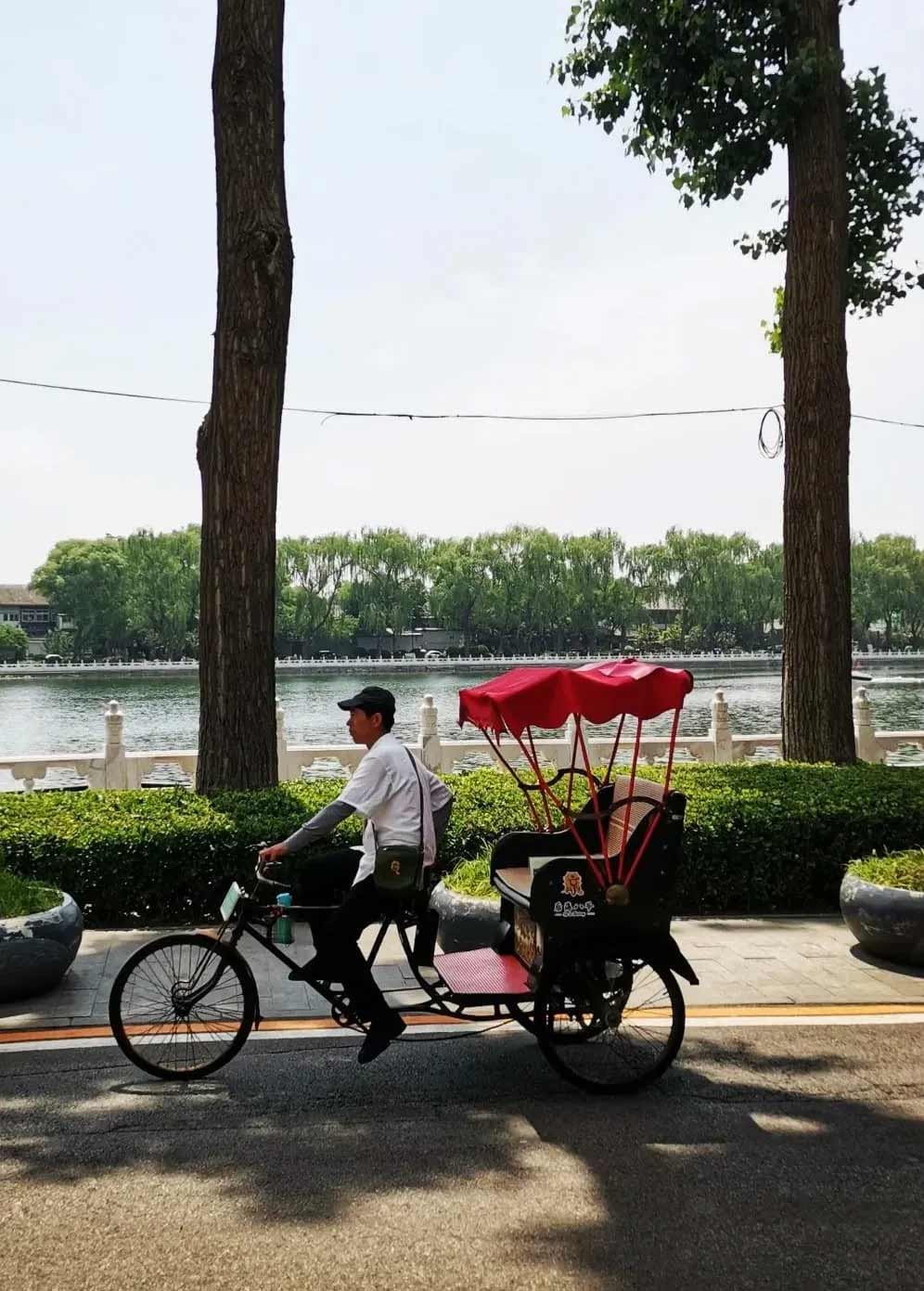 北京の伝統的な胡同（フートン）を走る観光用の三輪車（リキシャ）