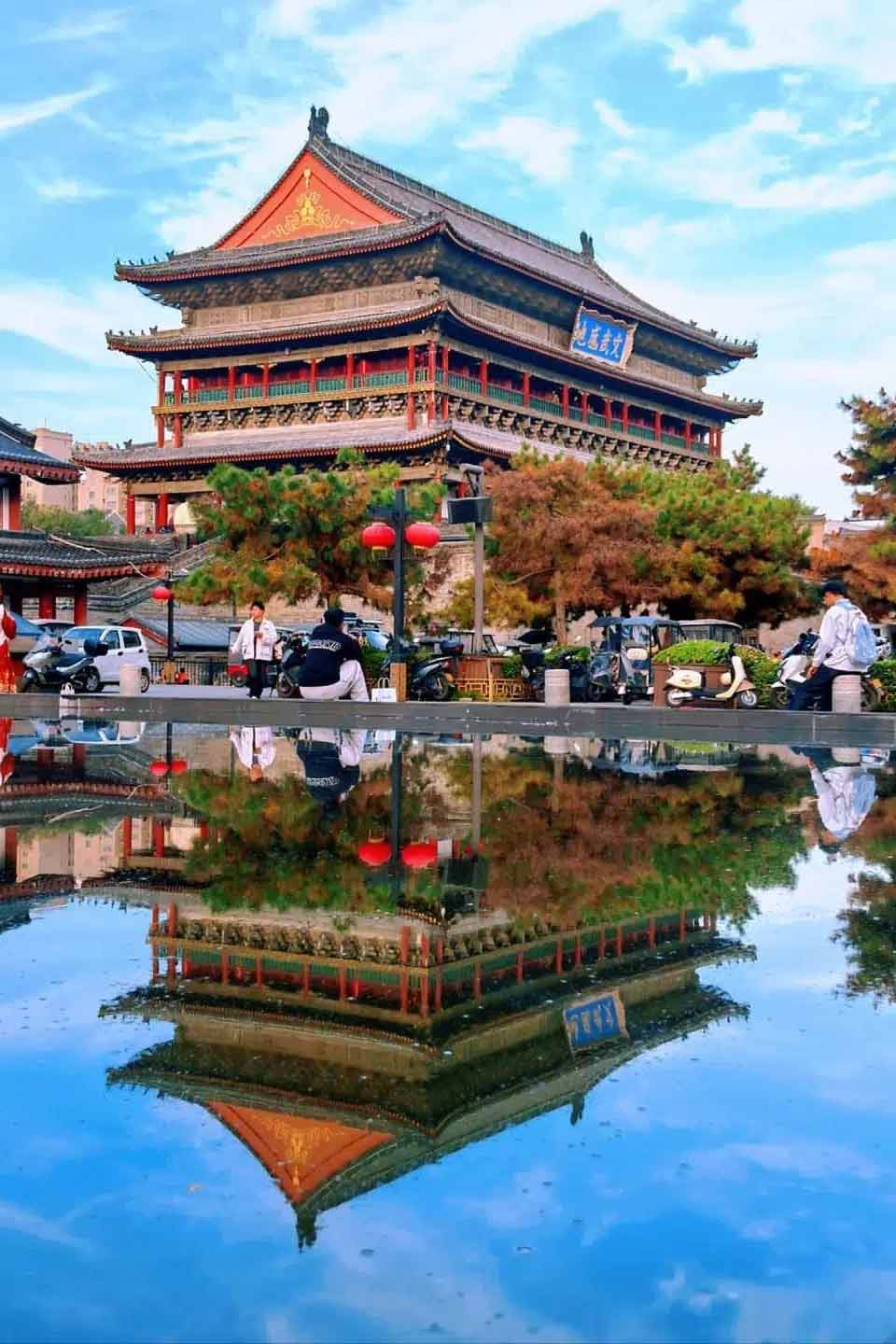 青空の下に建つ西安鐘楼の昼間の風景