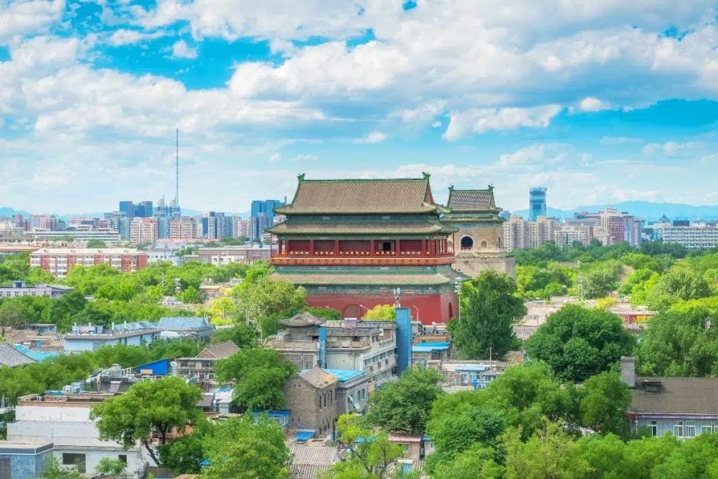 北京の青空にそびえ立つ朱色の鼓楼の外観