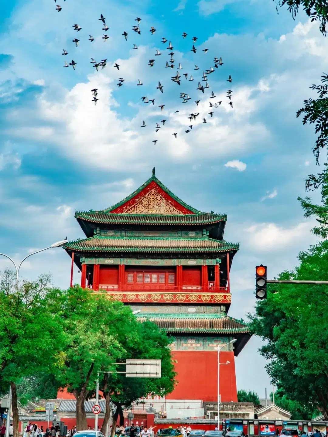 北京の青空にそびえ立つ朱色の鼓楼の外観