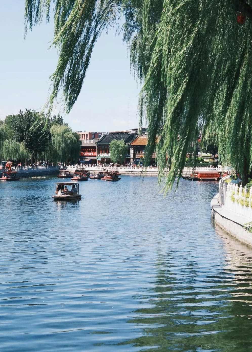 北京の什刹海（シーチャーハイ）の美しい湖畔と伝統的な中国の街並み